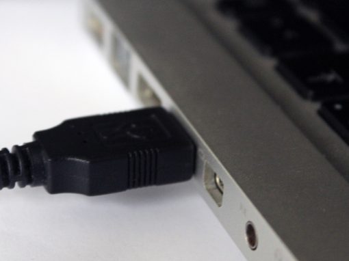 USB Cable and Socket on MacBook Unibody/Aluminium - Rillke - wikipedia.pl