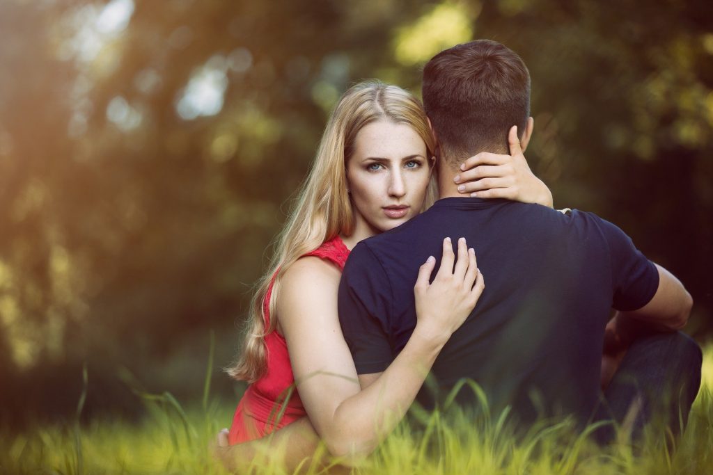 Wakacyjna przygoda i romans partnera trwa również po przyjeździe? Podsłuch umożliwi ci zdobycie dowodów! (fot. Pixabay.com)